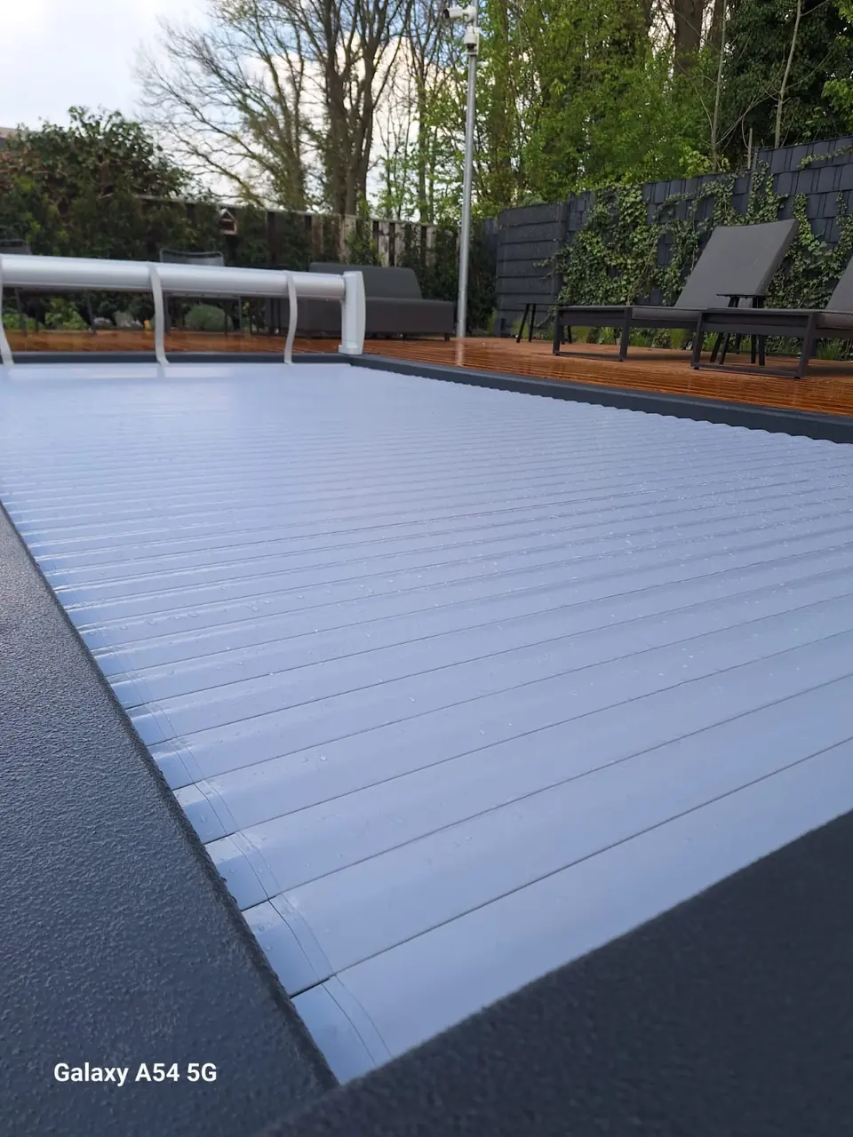 Geschlossene Lamellenabdeckung auf einem Containerpool – No1Pool