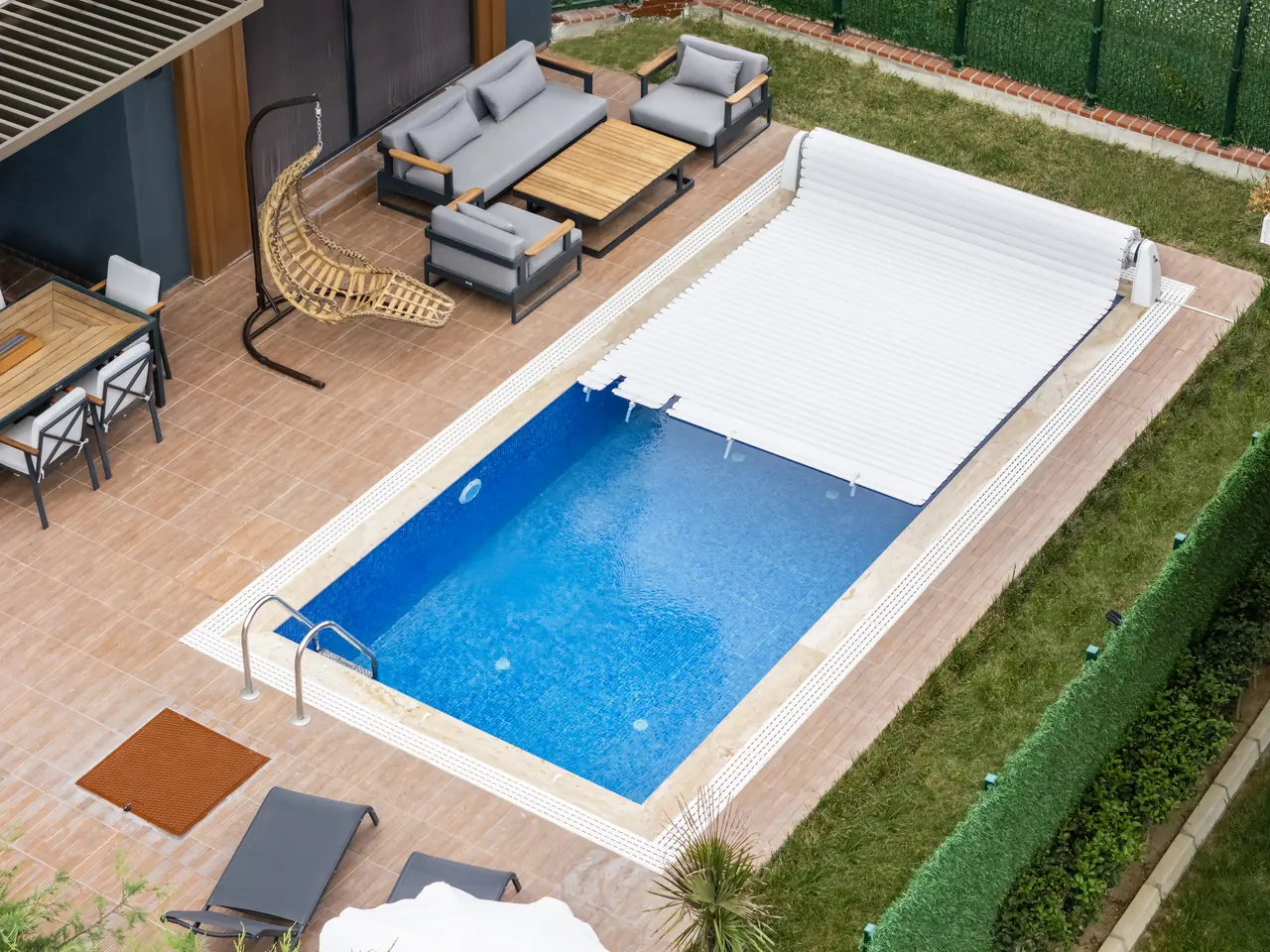 Pool with a partially open slatted cover – No1Pool