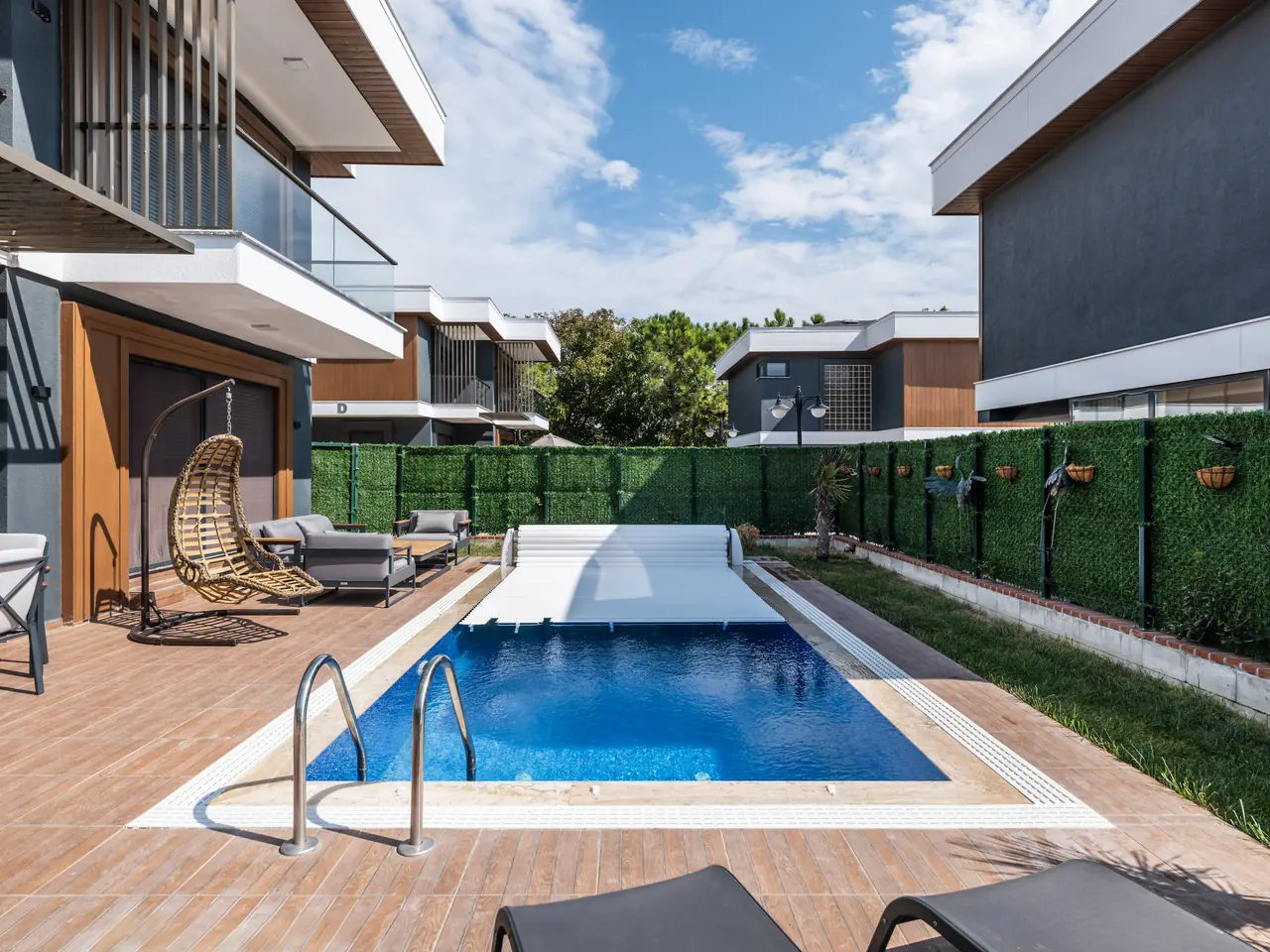 Open pool with a roller mechanism at one end – No1Pool