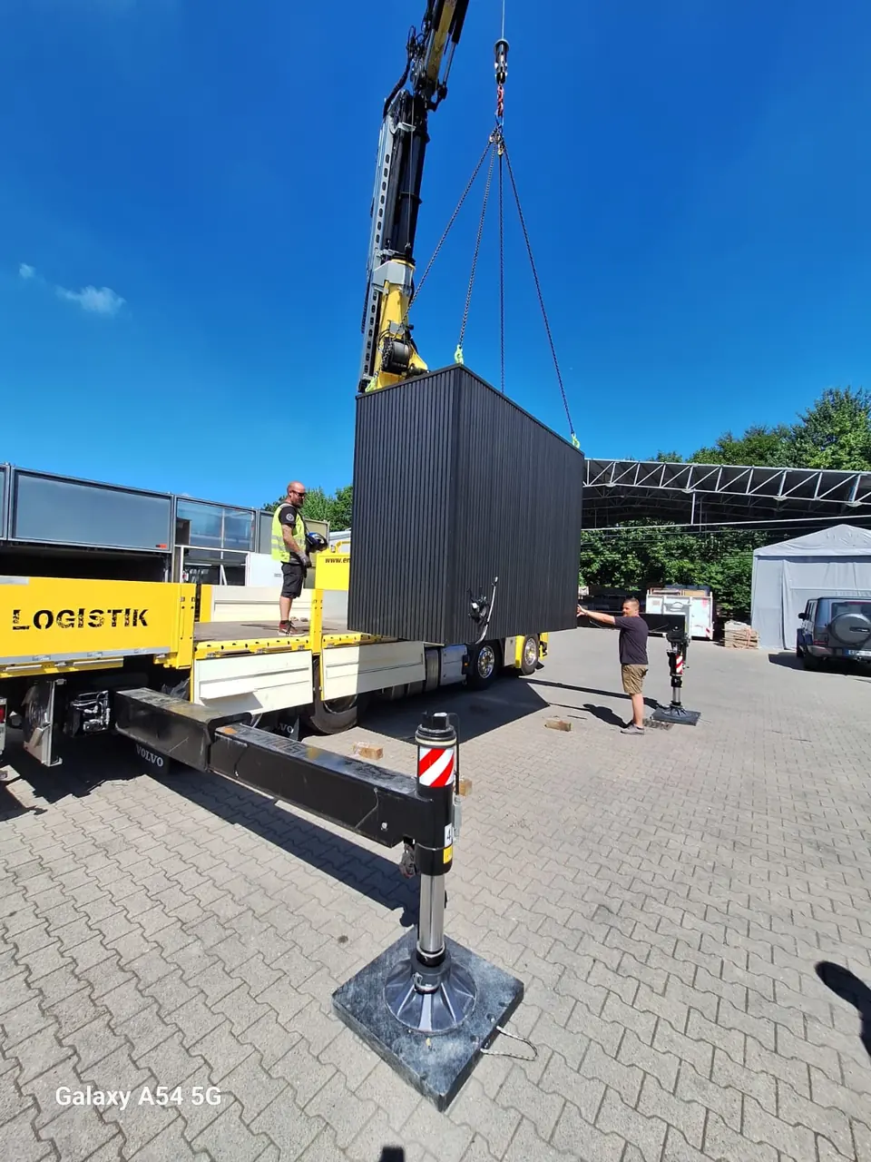 Kran positioniert das Küchenmodul – No1Pool