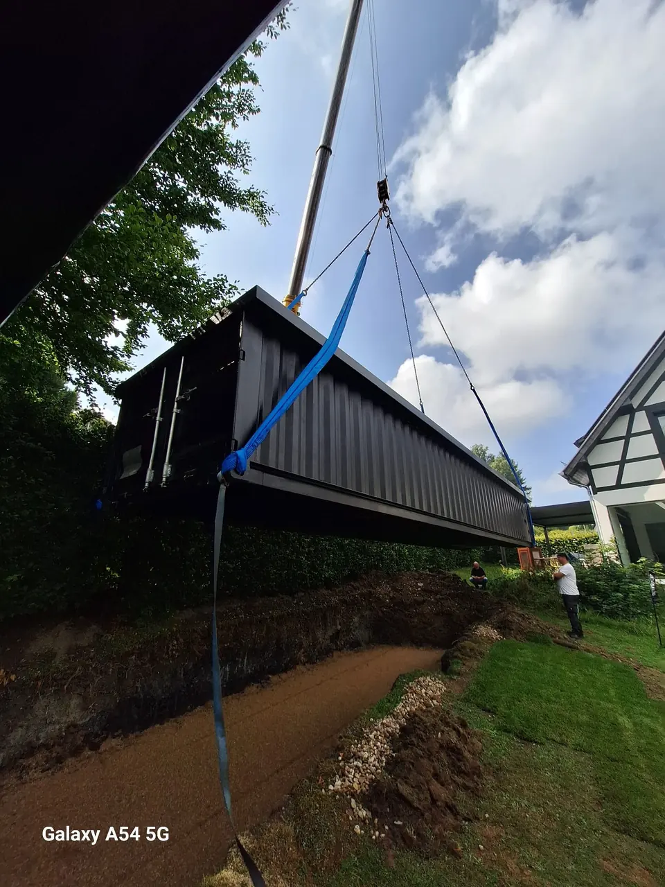 Langes Poolmodul am Kran neben einem Gebäude – No1Pool