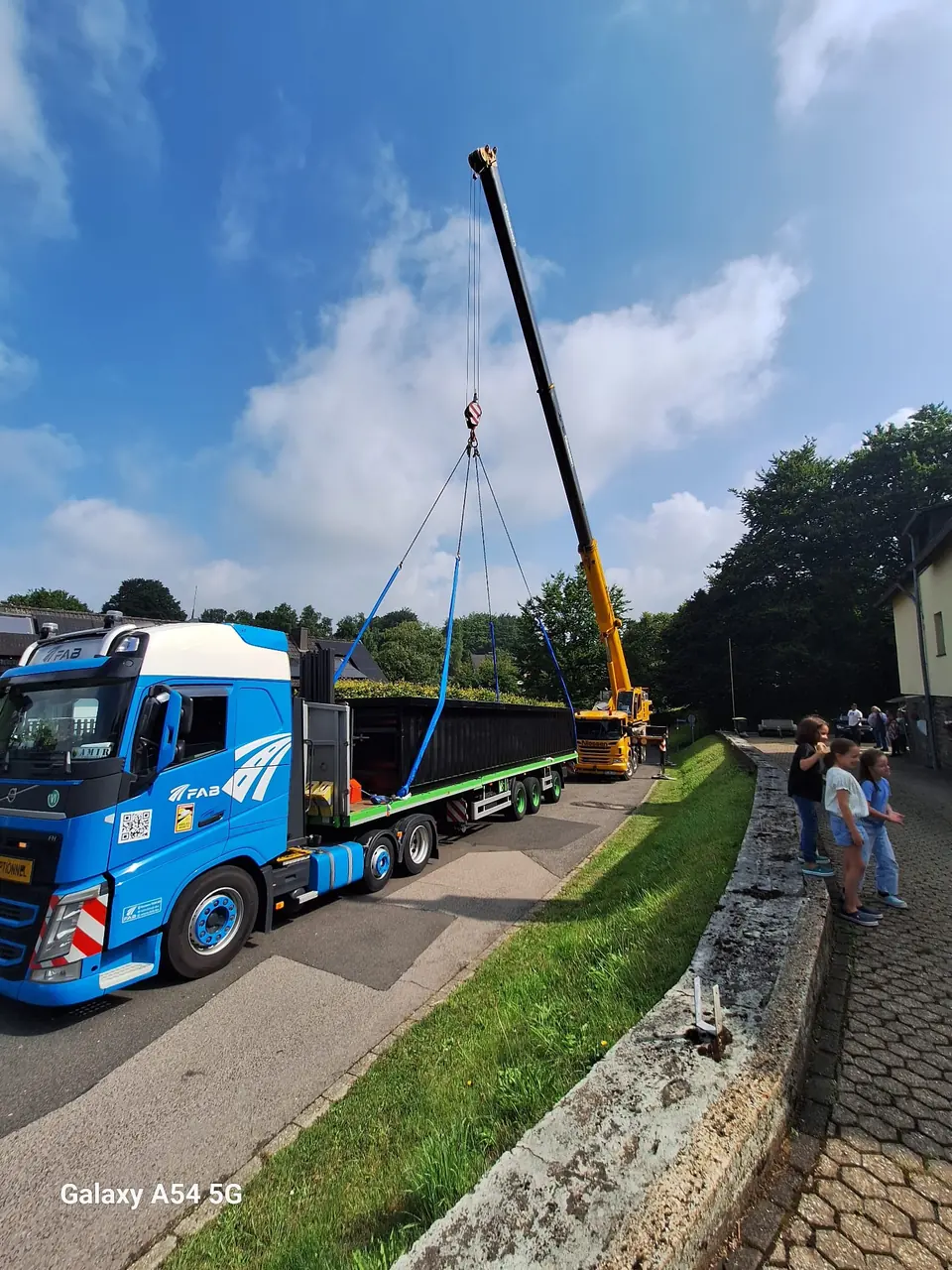 Kranfahrzeug und Transport des Poolmoduls – No1Pool