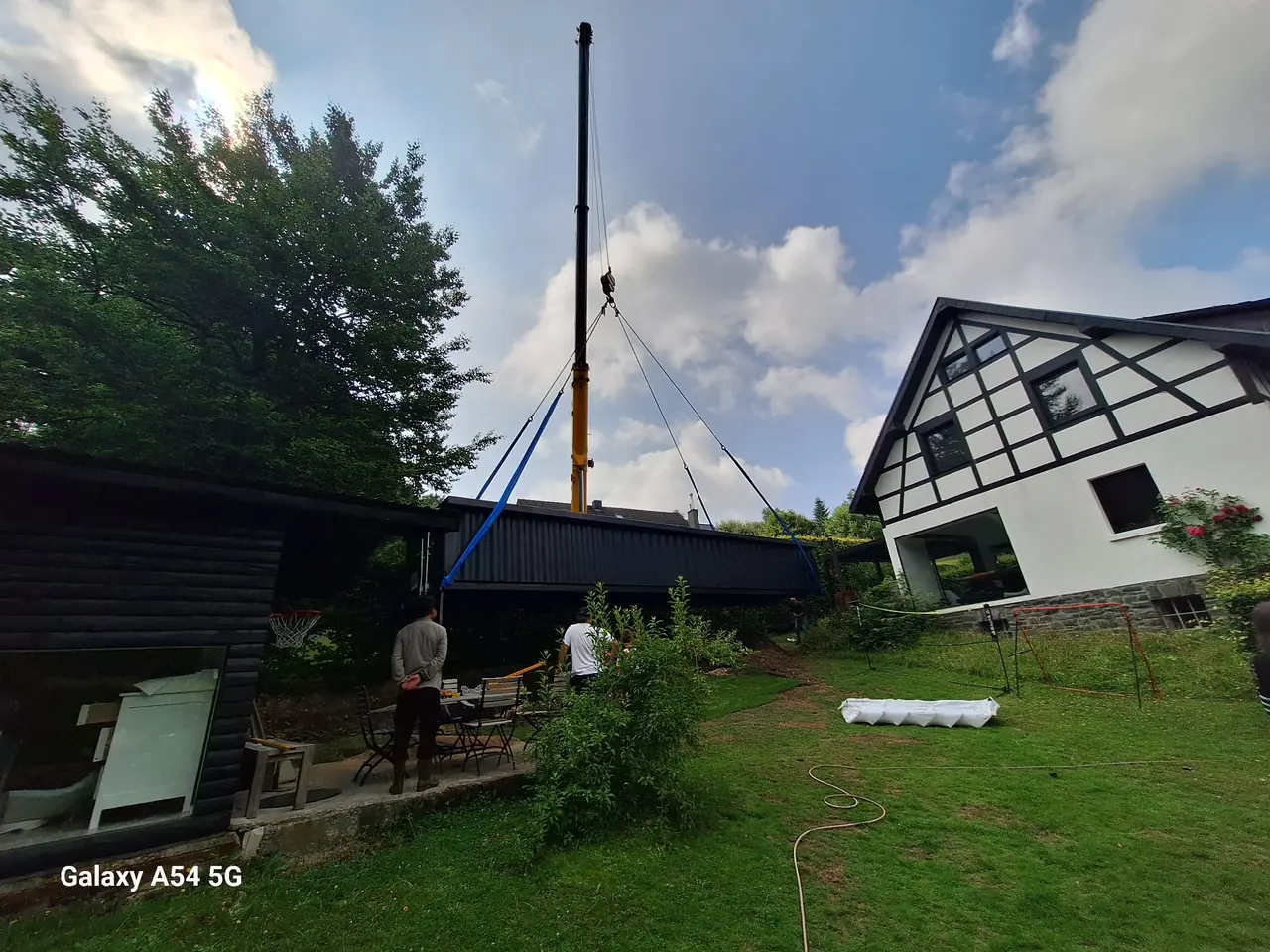 Kranaufstellung neben einem Fachwerkhaus – No1Pool