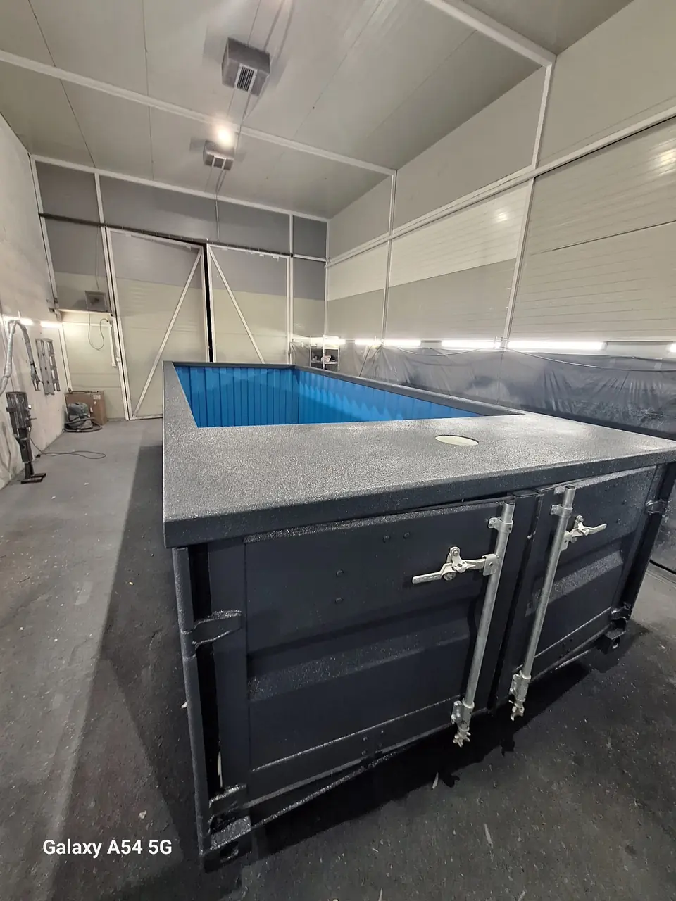 Poolmodul mit geöffneter Technikklappe in der Werkhalle – No1Pool
