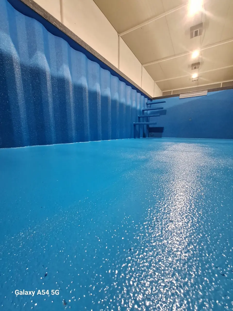 Blaue Beckenwand und Wasserfläche im Detail – No1Pool