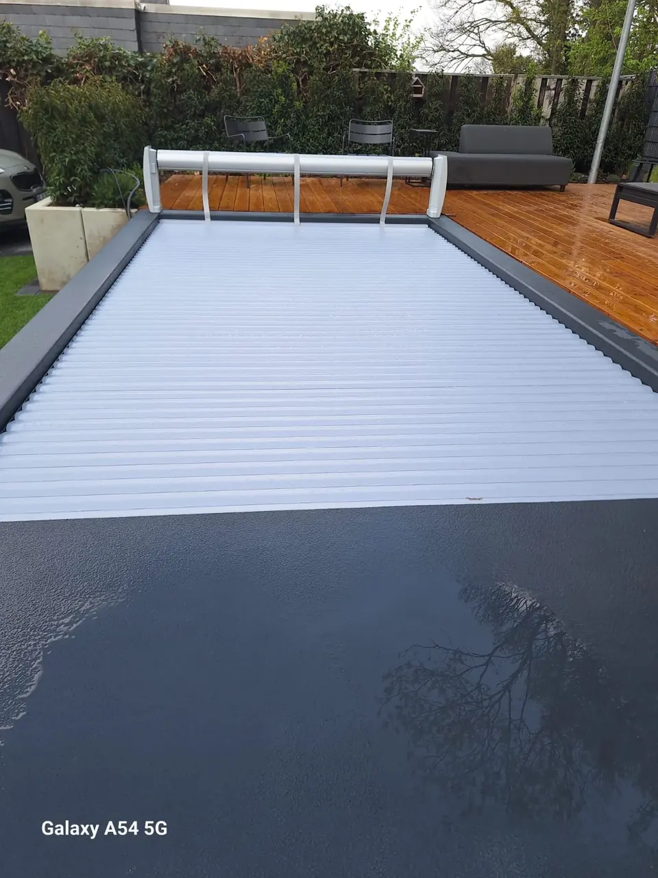 Geschlossener Containerpool mit heller Lamellenabdeckung – No1Pool