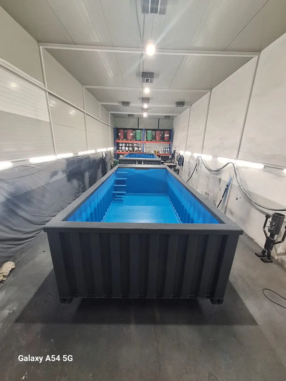 Poolmodul mit blauer Auskleidung in der Fertigung – No1Pool