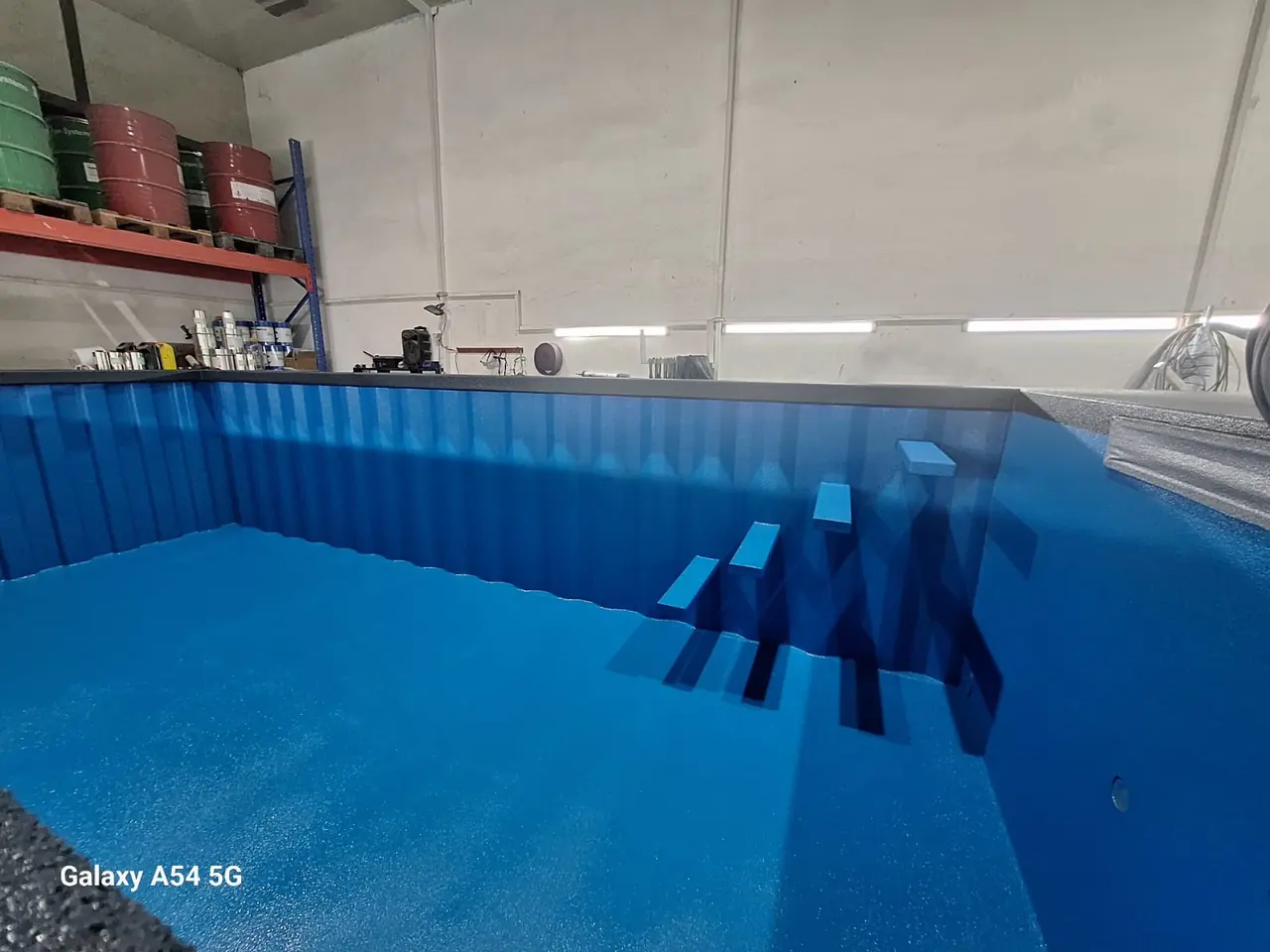 Blaue Beckenauskleidung und Treppeneinstieg – No1Pool