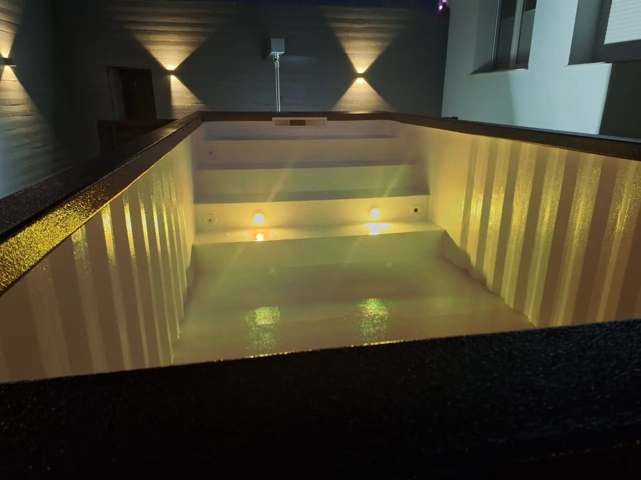 Бассейн с тёплой подсветкой ночью — No1Pool