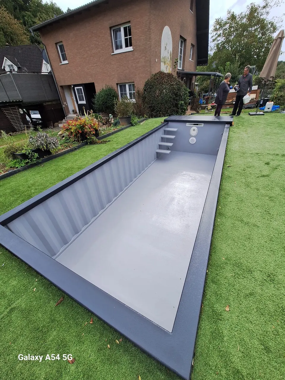 Einbau des Poolmoduls im Garten – No1Pool