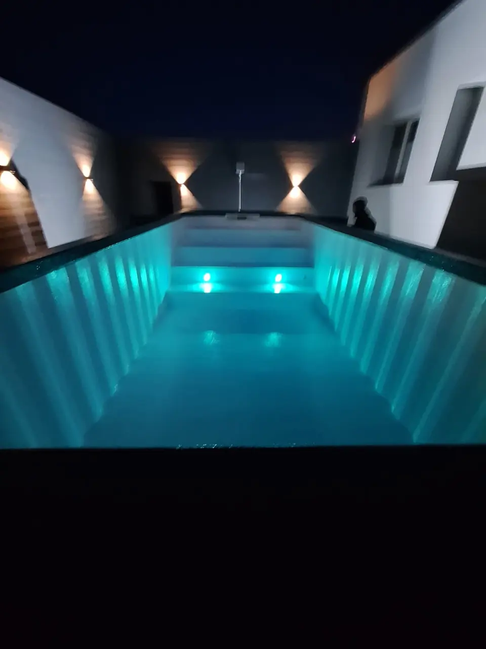 Контейнерный бассейн с бирюзовой подсветкой вечером — No1Pool