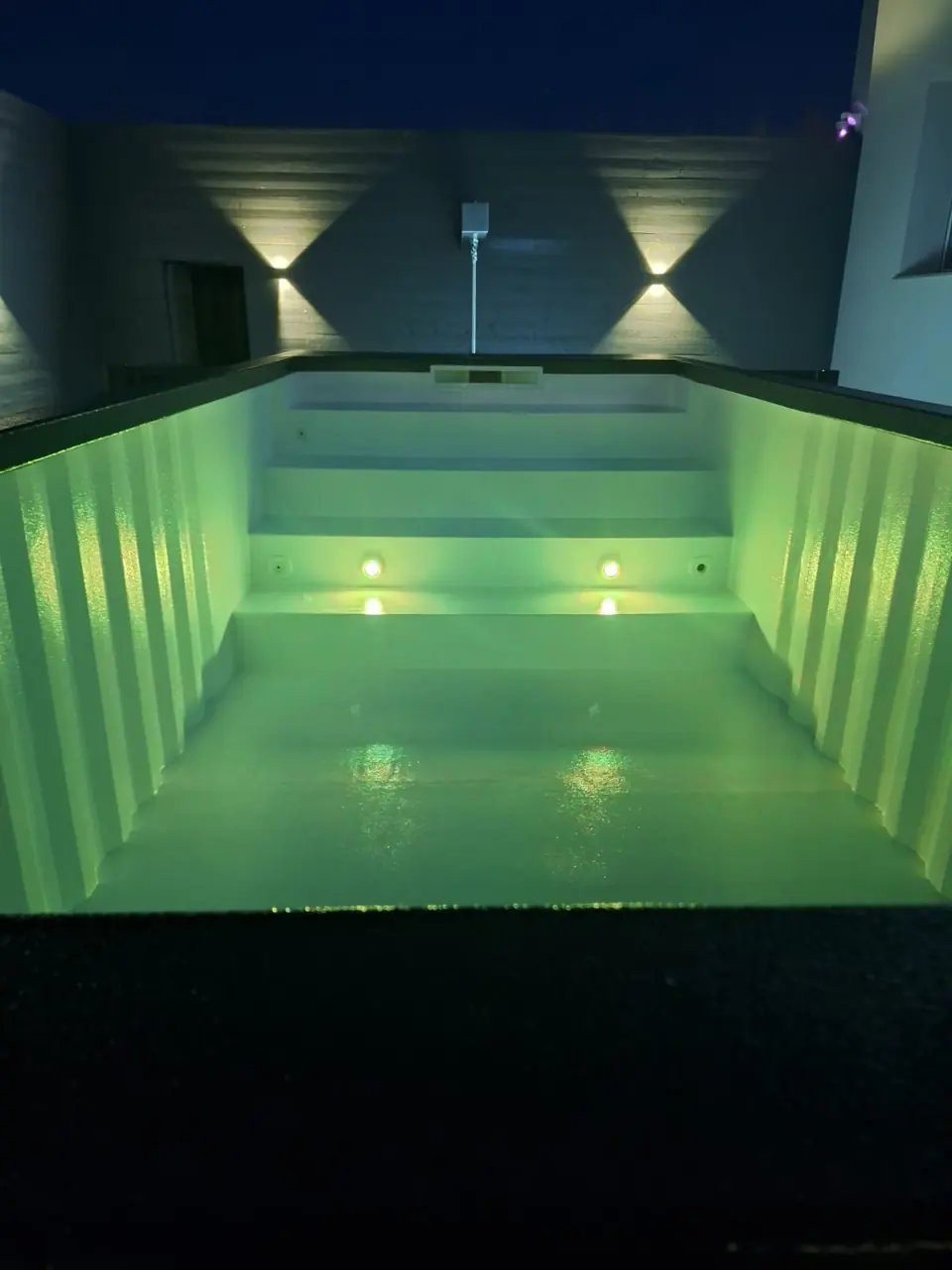 Чаша с зелёной подсветкой ночью — No1Pool