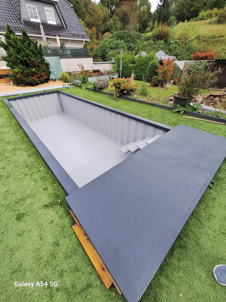 Heller Beckeninnenraum im Garten – No1Pool