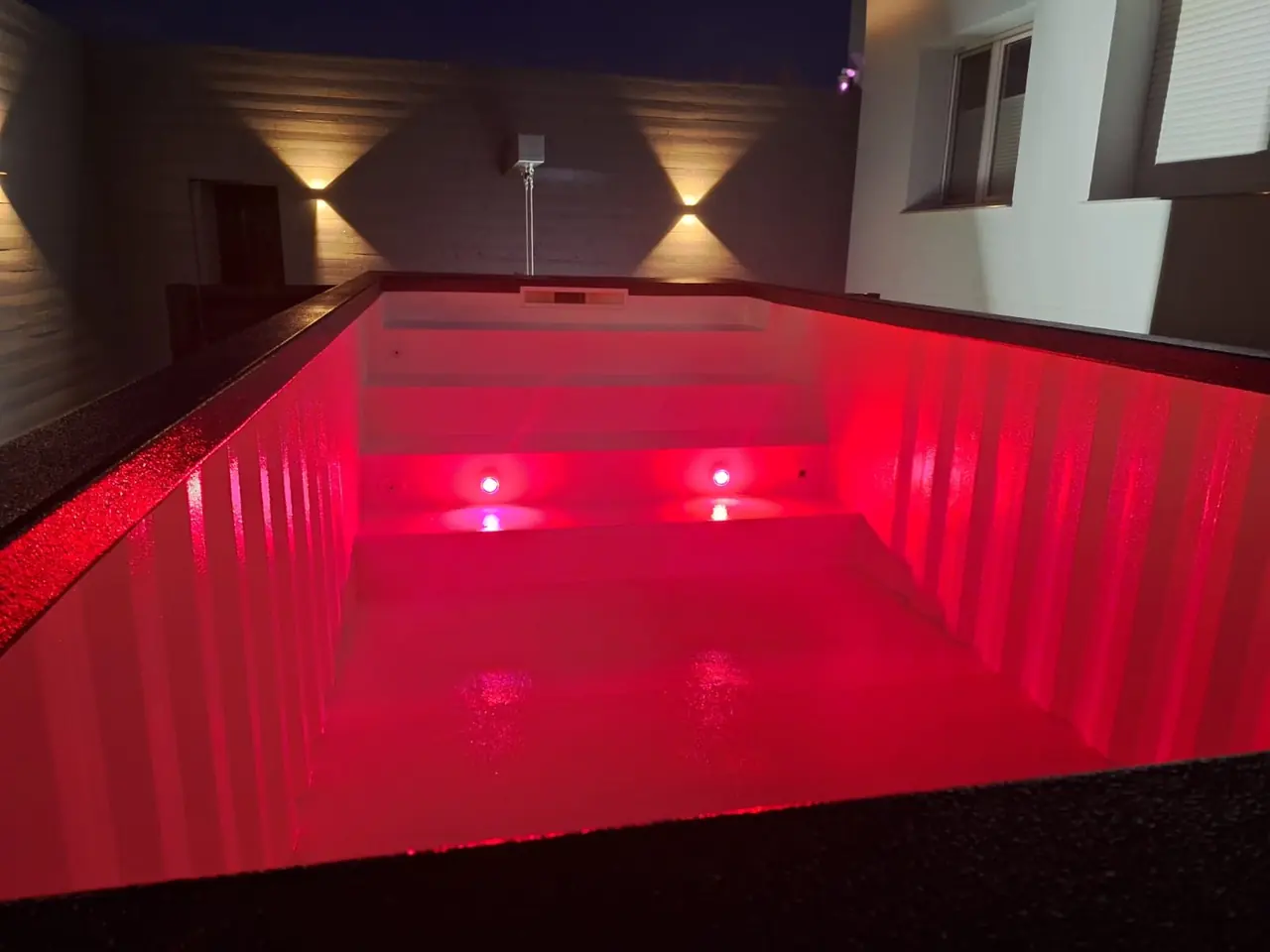 Чаша бассейна с красной подсветкой ночью — No1Pool