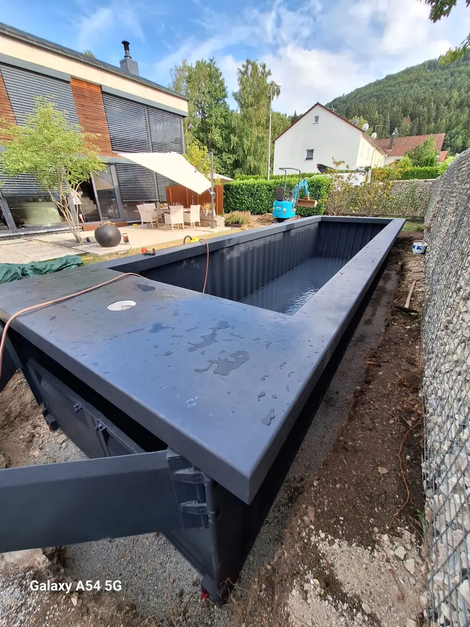 Poolmodul mit dunkler Außenverkleidung am Einbauort – No1Pool