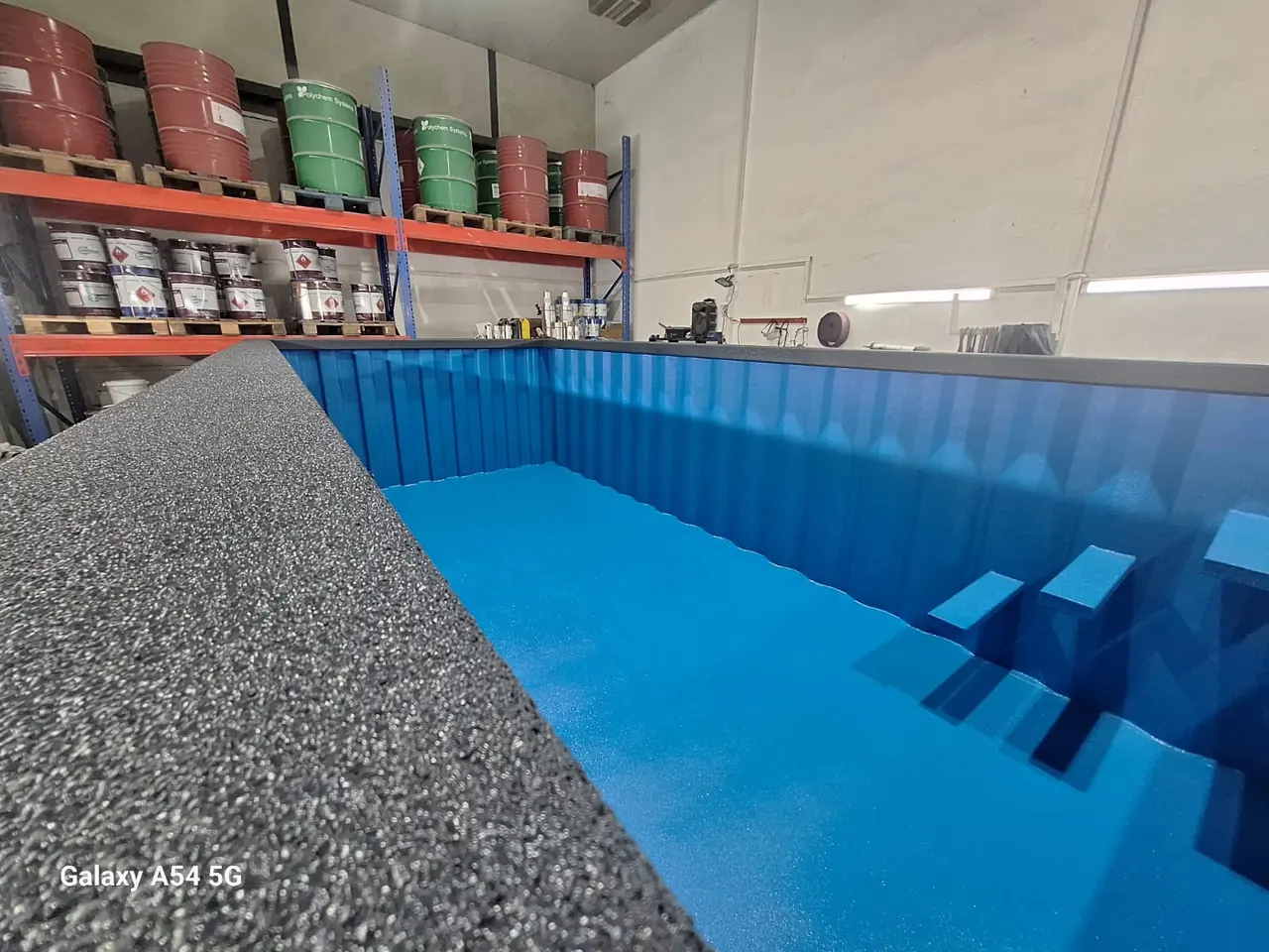 Einstieg und blaue Auskleidung aus der Nähe – No1Pool