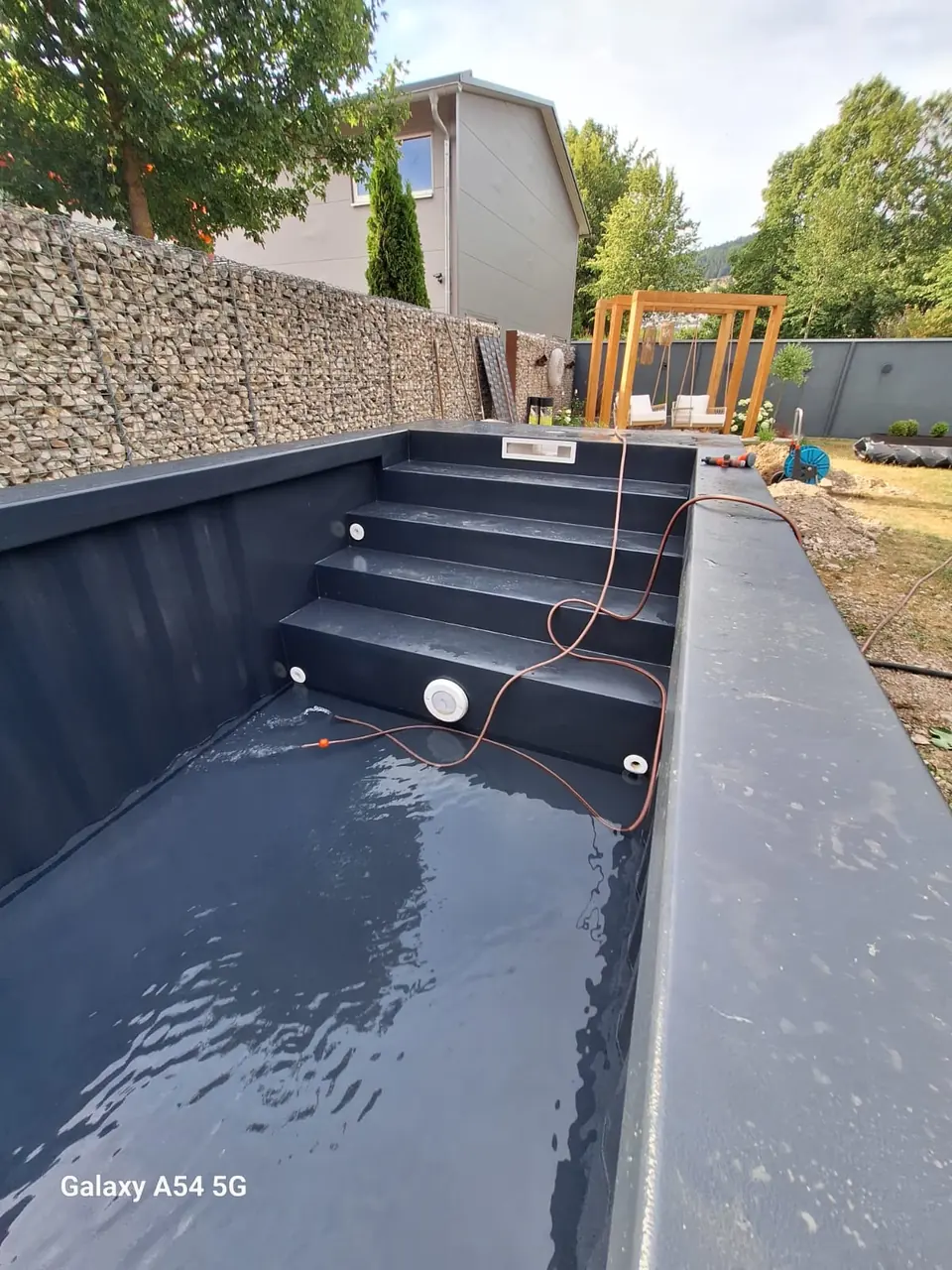 Technik und Einstieg im noch ungefüllten Pool – No1Pool