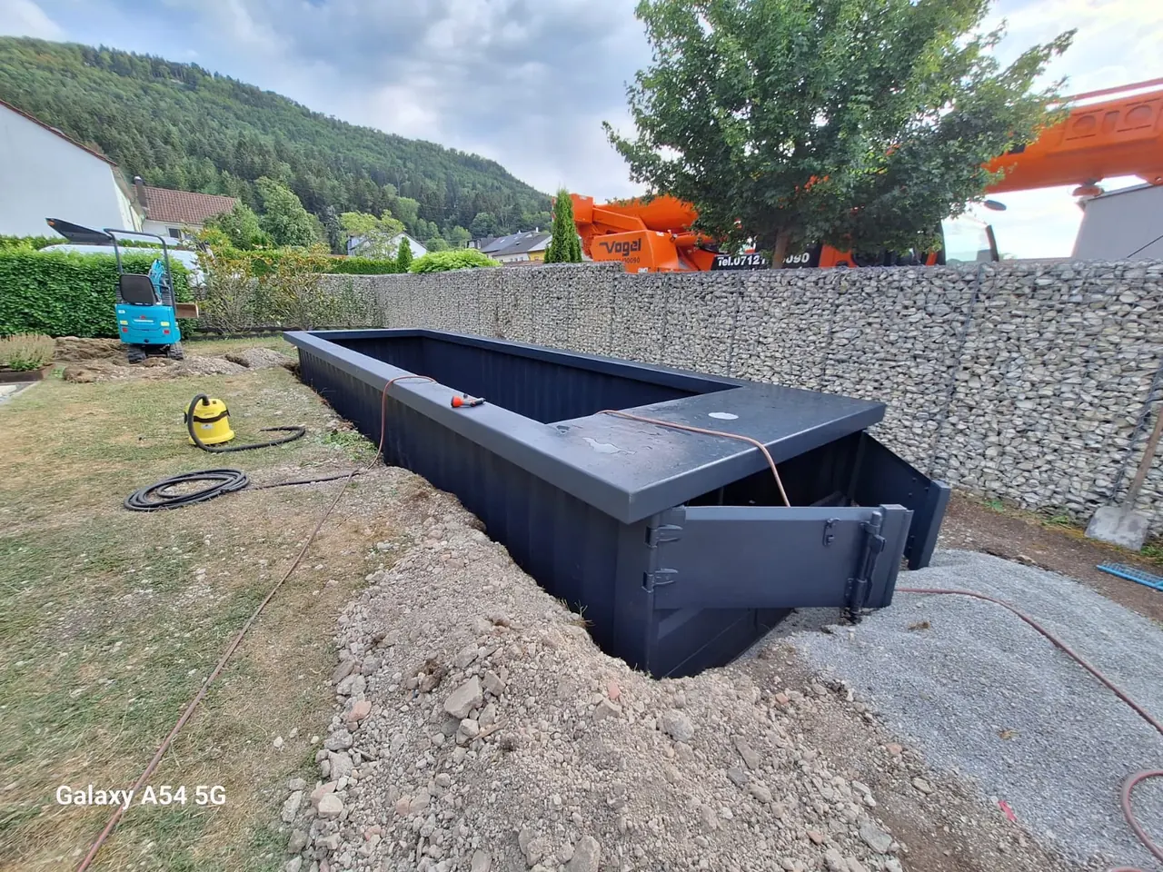 Containerpool mit sichtbarem Technikbereich während des Einbaus – No1Pool