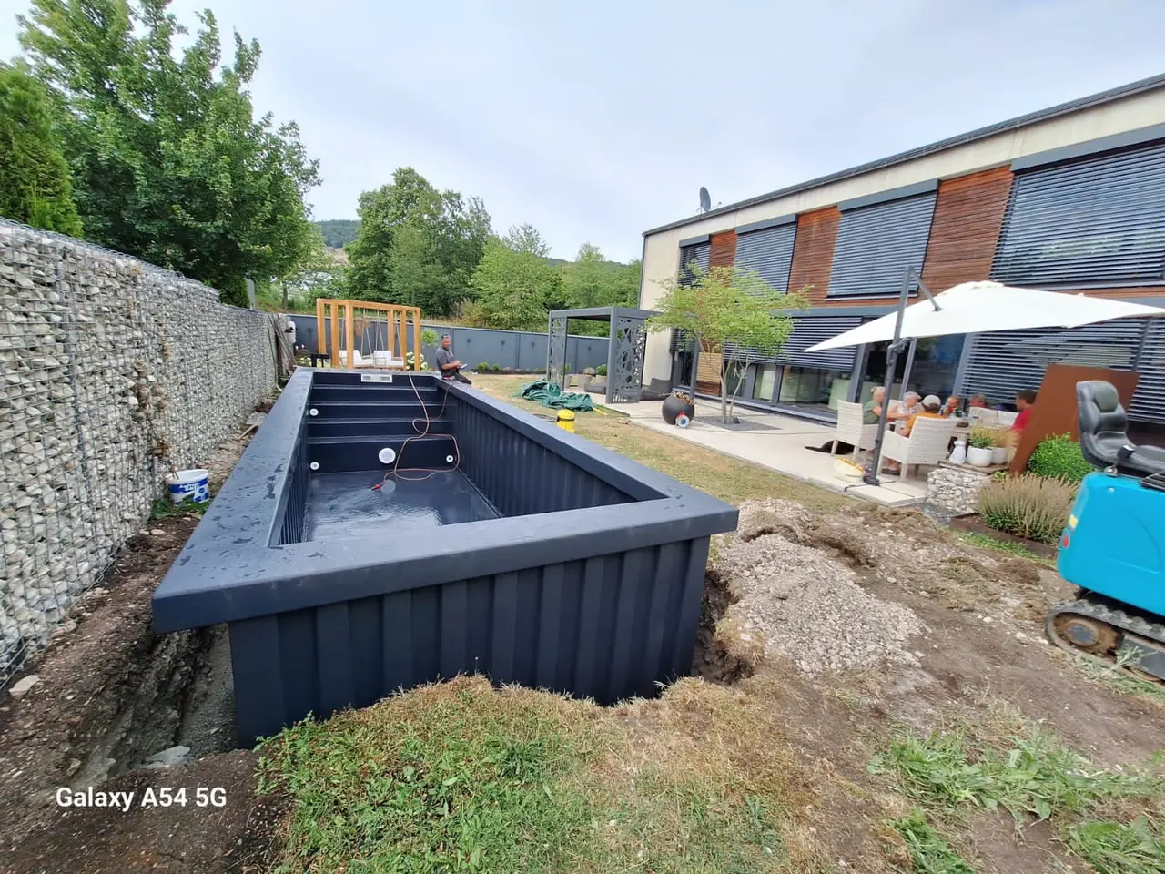 Poolmodul auf dem vorbereiteten Grundstück – No1Pool