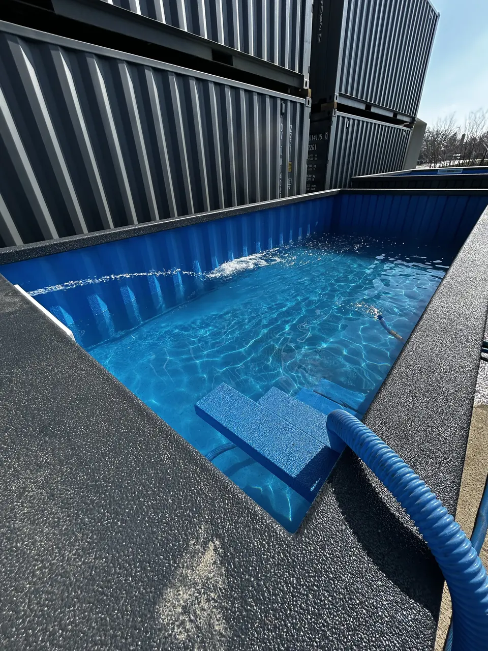 Синяя чаша с видимым шлангом — No1Pool