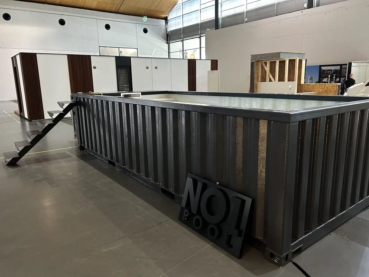 Борт бассейна и вход на производстве — No1Pool