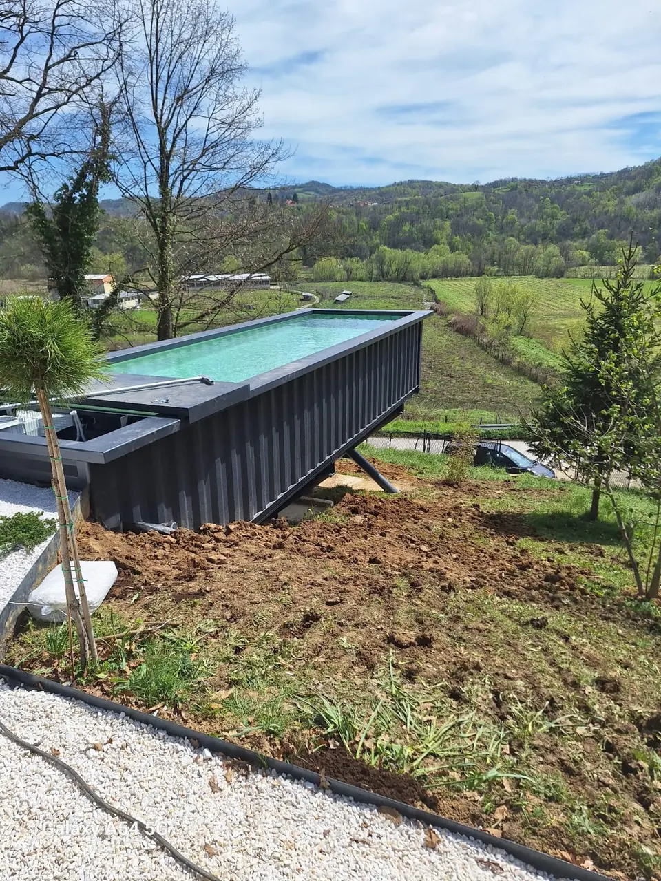 Langer Containerpool auf einem Grundstück mit Hanglage – No1Pool