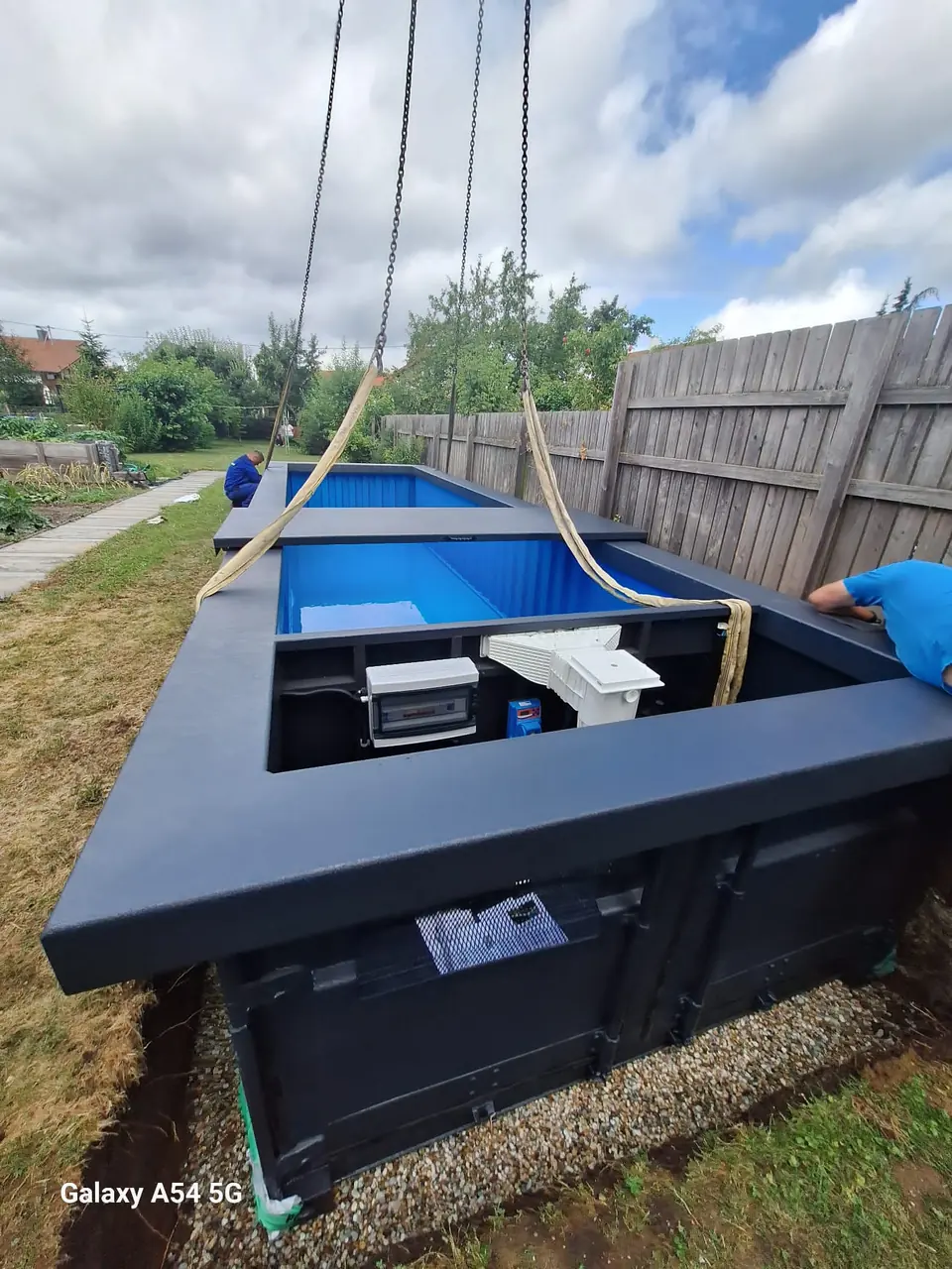Poolmodul bei der Positionierung im Garten – No1Pool