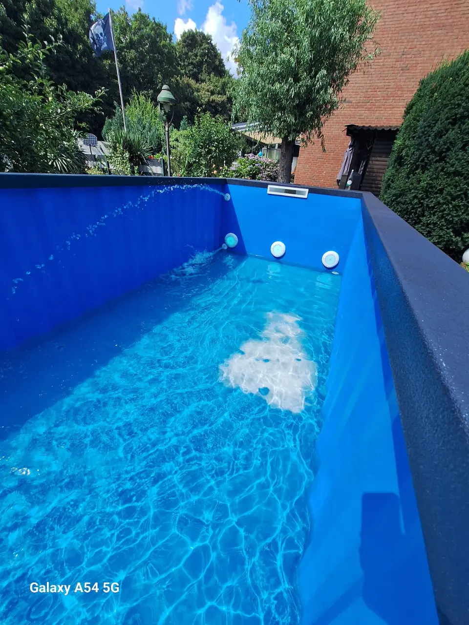 Blaue Beckenwand und Wasseraufbereitung im Detail – No1Pool