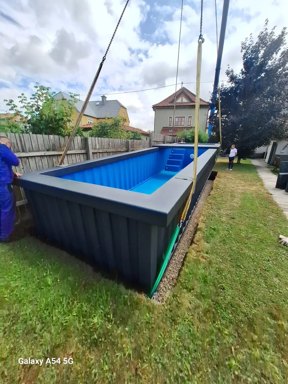 Pool bei der Aufstellung neben dem Haus – No1Pool