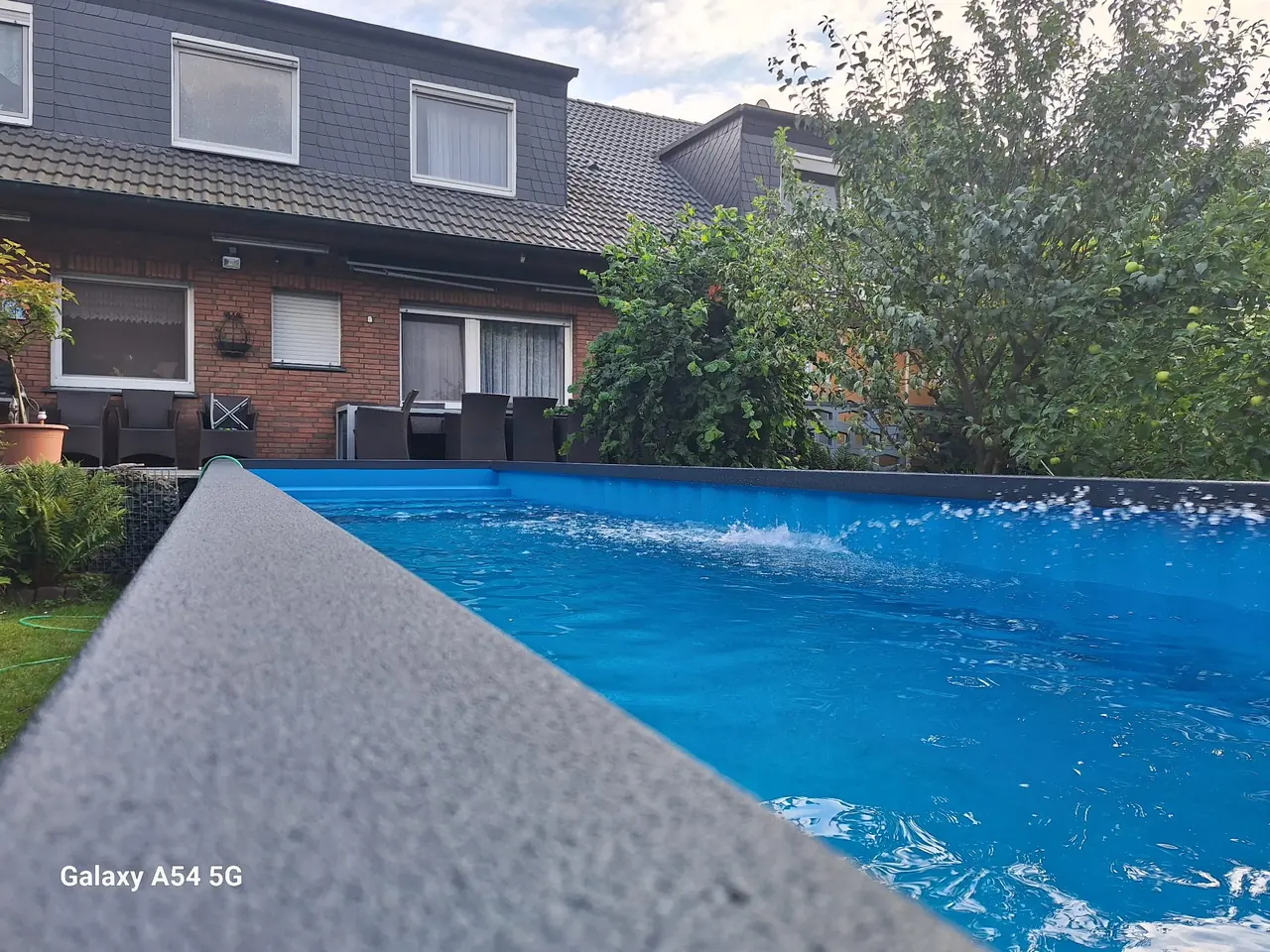 Wasserfläche und dunkler Beckenrand – No1Pool