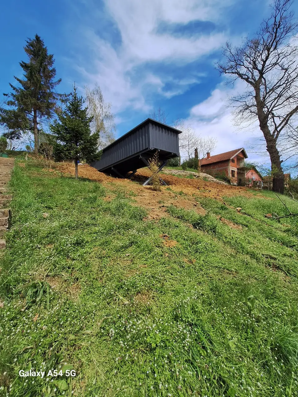 Containerpool oberhalb einer begrünten Böschung – No1Pool