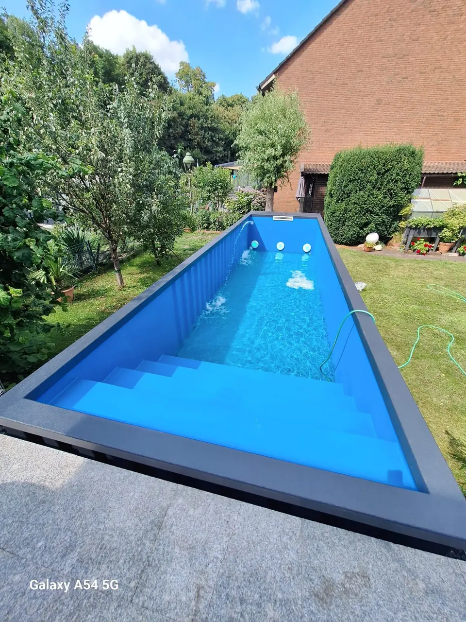 Blaue Wasserfläche mit Einstieg – No1Pool