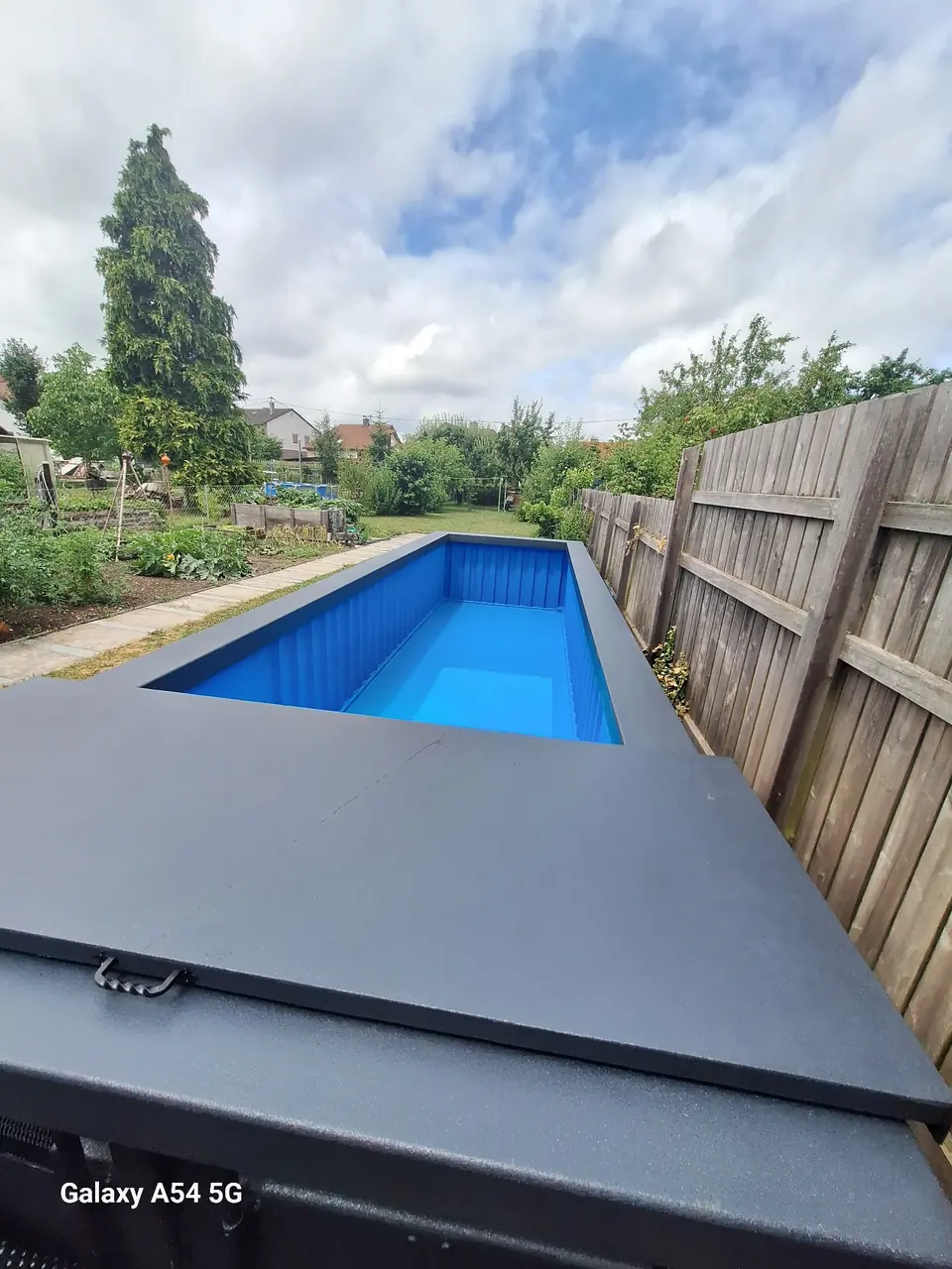 Poolmodul mit Wasserfüllung neben dem Haus – No1Pool