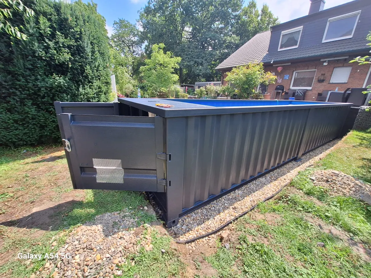 Dunkle Container-Außenwand des Poolmoduls – No1Pool