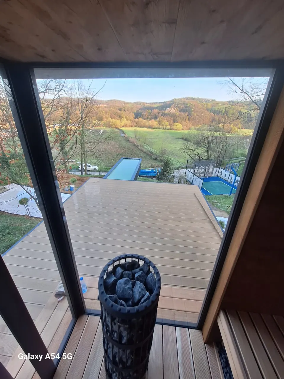 Saunainnenraum mit Glasfront und Landschaftsblick – No1Pool