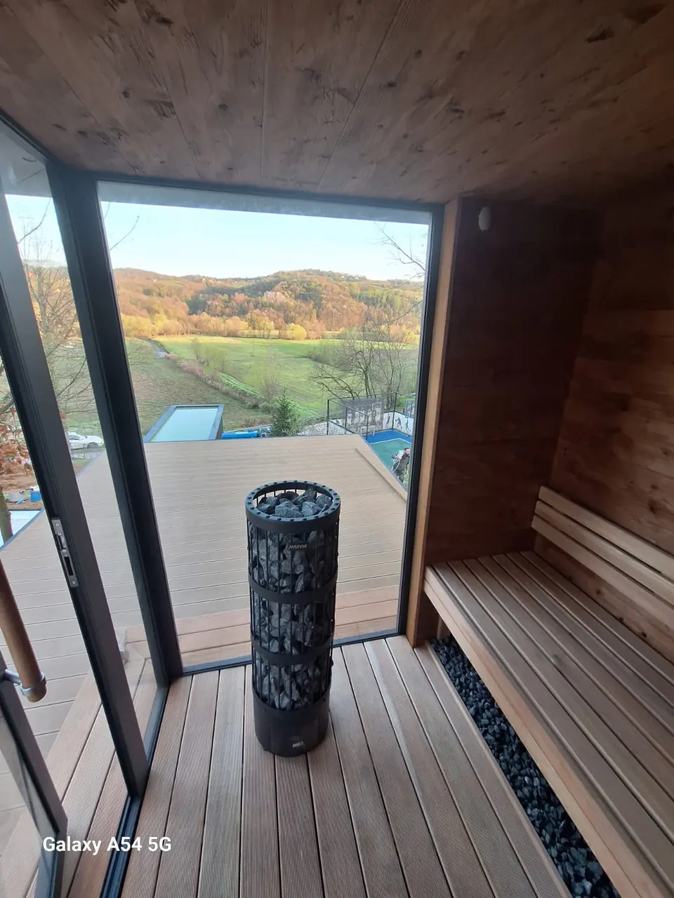 Panorama-Verglasung und Holzverkleidung der Sauna – No1Pool