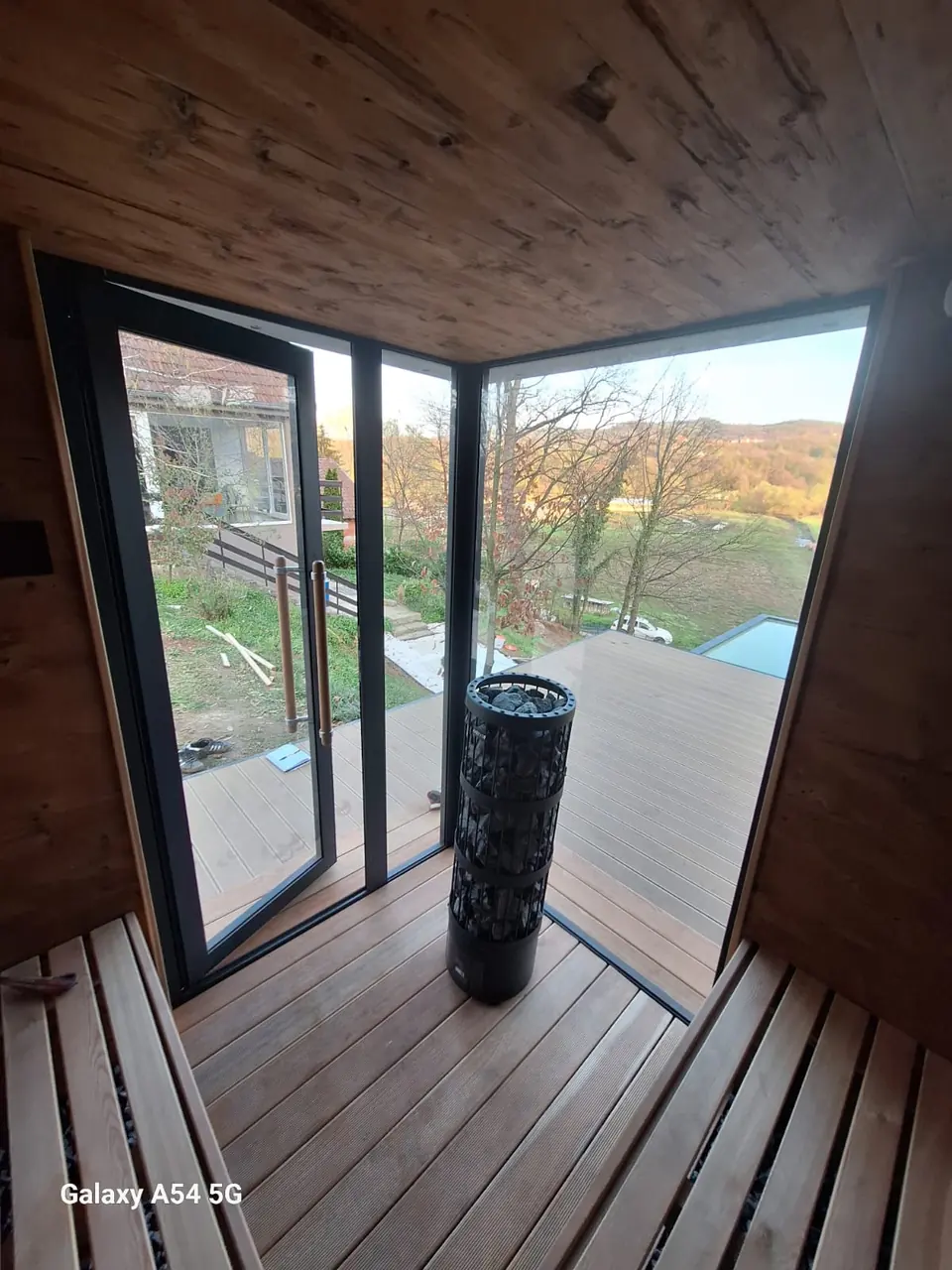 Blick aus der Sauna durch die Panorama-Glasfront – No1Pool