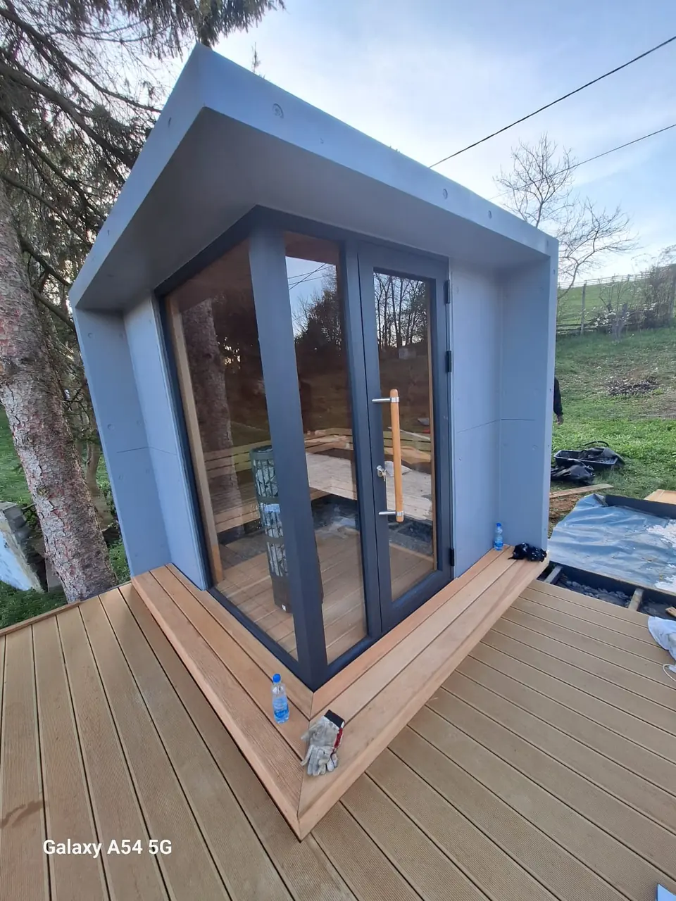 Sauna mit großer Verglasung und hellgrauer Umrahmung – No1Pool