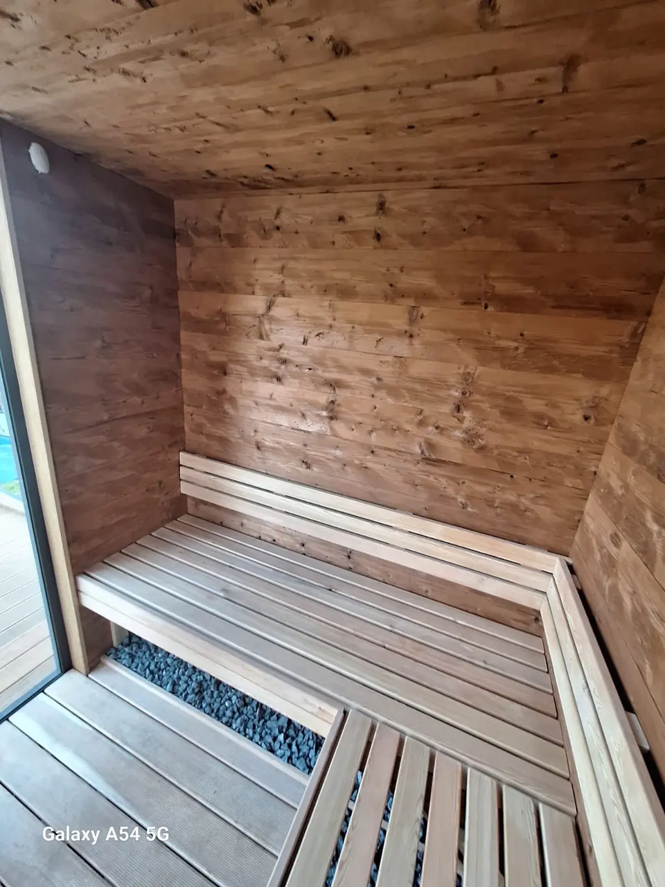 Holzbank und Wandverkleidung der Sauna – No1Pool