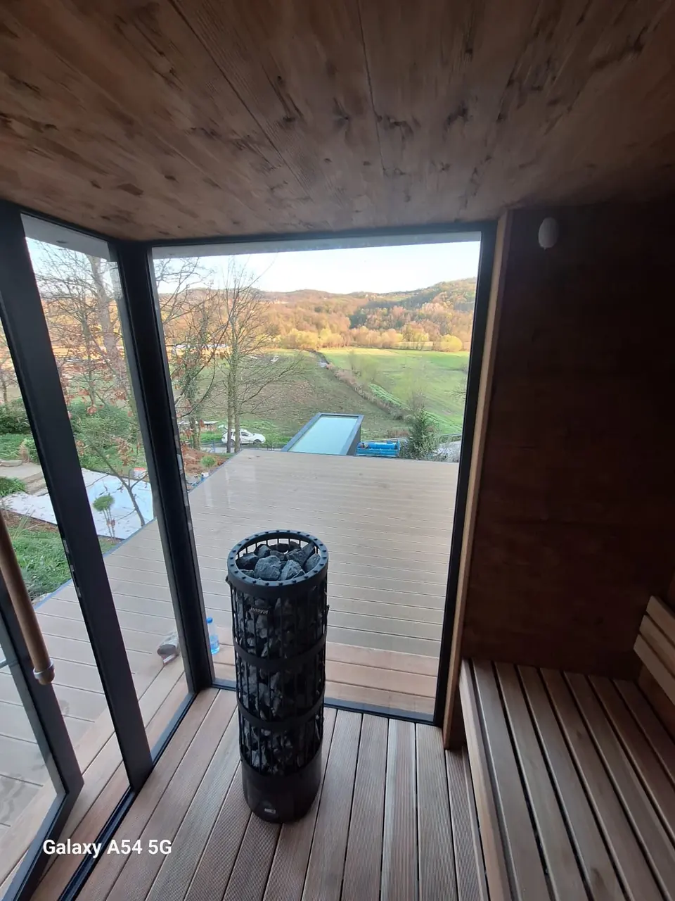 Innenraum mit Holzbänken und Landschaftsblick – No1Pool