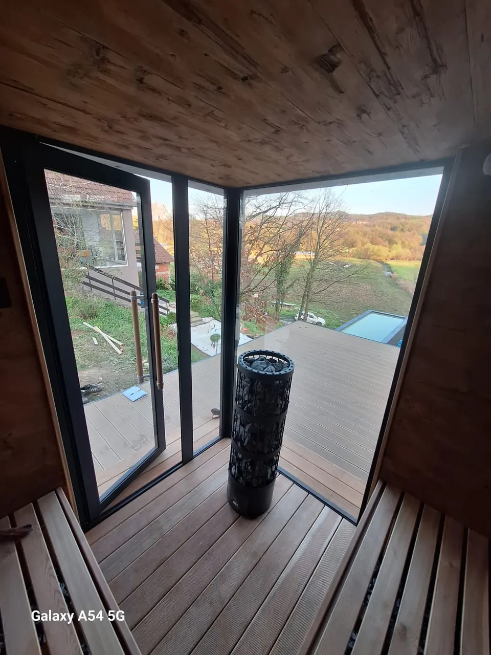 Glasfront und Holzbänke im Panorama-Saunaraum – No1Pool