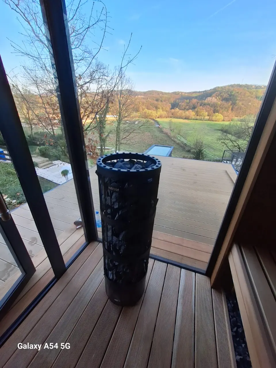 Panoramafenster und Holzbank mit Landschaftsblick – No1Pool