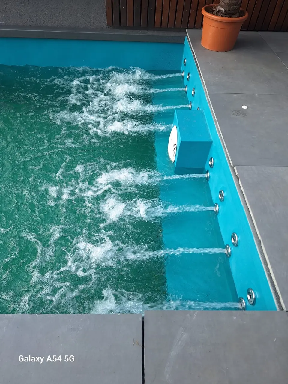 Wasserfunktion und Sitzbereich im Pool – No1Pool