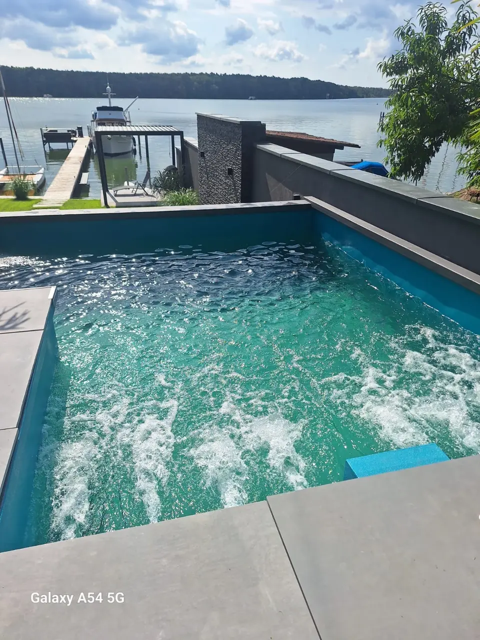 Sprudelnde Wasserfläche im Terrassenpool – No1Pool
