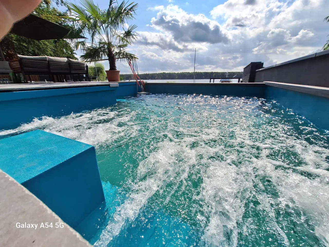 Sprudelbereich und Wasserfunktionen im Pool – No1Pool