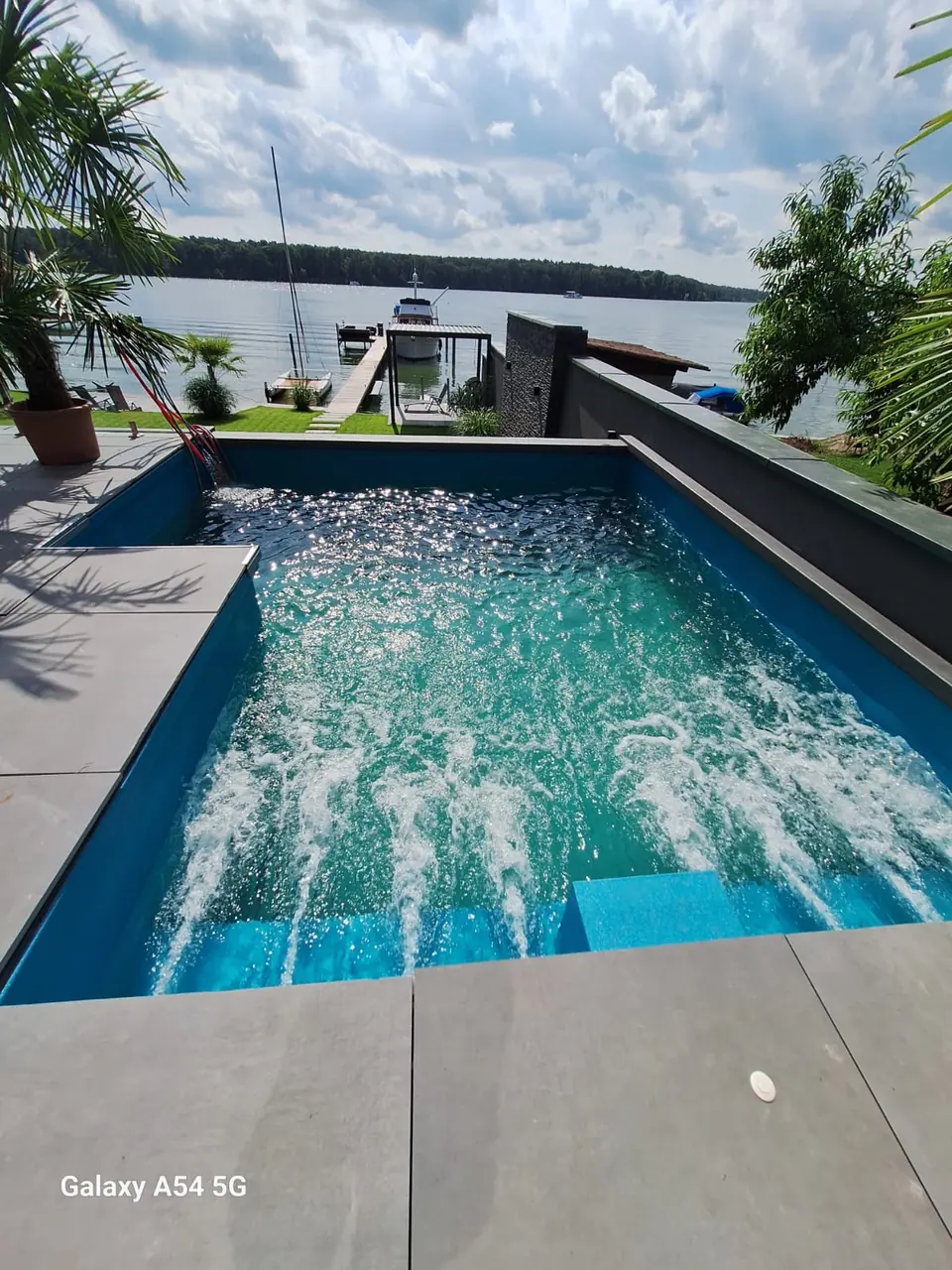 Pool mit Palmen und Terrasseneinfassung – No1Pool