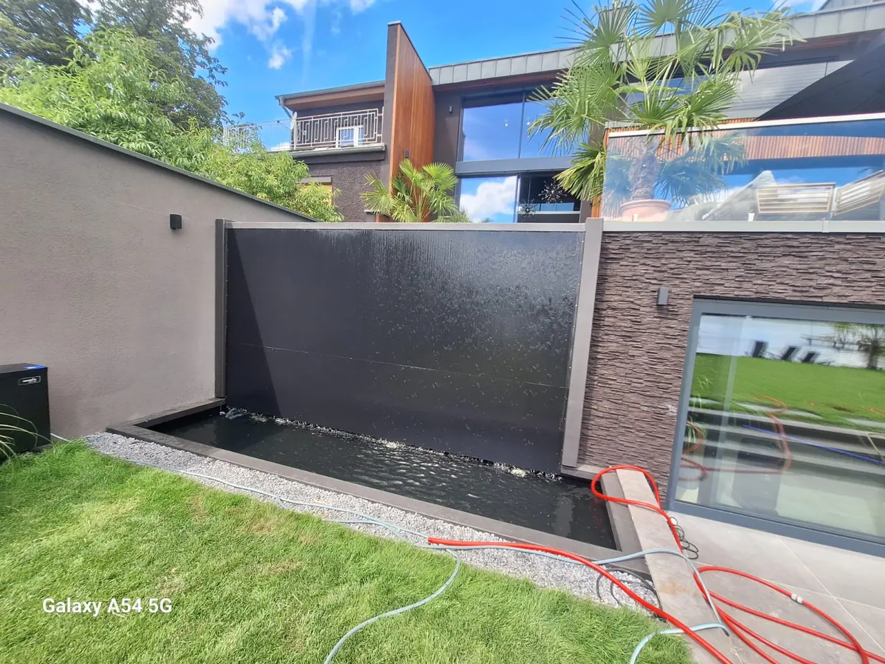 Dunkle Außenverkleidung einer Poolanlage neben der Terrasse – No1Pool