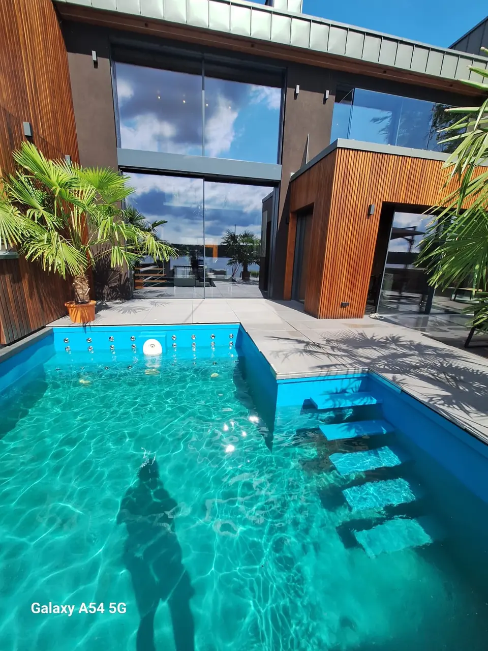 Sitz- und Einstiegsbereich im Pool – No1Pool