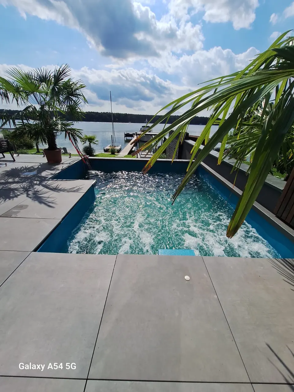 Terrasseneinfassung und bewegte Wasserfläche – No1Pool