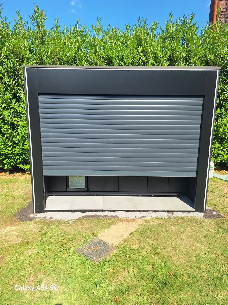Geschlossene Front der Outdoor-Küche